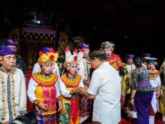 Bupati Wayan Adi Arnawa menyakikan penampilan Arja Negak yang dibawakan oleh Pertuni Kabupaten Badung di ajang Pesta Kesenian Bali XLVIII Tahun 2026 di Kalangan Angsoka, Taman Budaya Art Center, Denpasar, Kamis (2/7).- IST