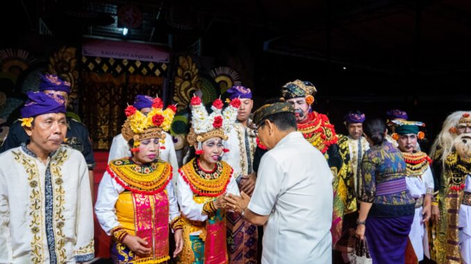 Bupati Wayan Adi Arnawa menyakikan penampilan Arja Negak yang dibawakan oleh Pertuni Kabupaten Badung di ajang Pesta Kesenian Bali XLVIII Tahun 2026 di Kalangan Angsoka, Taman Budaya Art Center, Denpasar, Kamis (2/7).- IST