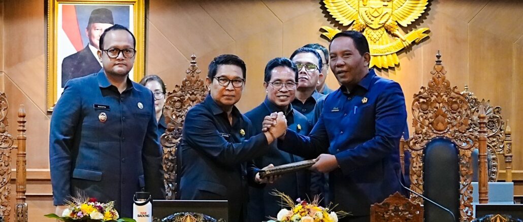 Bupati Wayan Adi Arnawa dan Wabup Bagus Alit Sucipta saat hadiri Rapat Paripurna di Ruang Sidang Utama Gosana, Gedung DPRD Badung, Selasa, (21/7)- IST