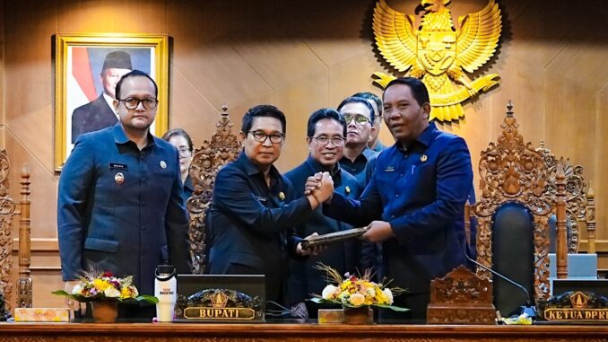 Bupati Wayan Adi Arnawa dan Wabup Bagus Alit Sucipta saat hadiri Rapat Paripurna di Ruang Sidang Utama Gosana, Gedung DPRD Badung, Selasa, (21/7)- IST