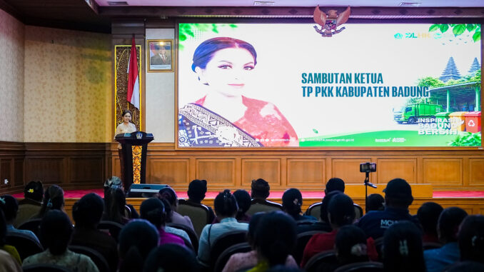 Ketua TP. PKK Badung Nyonya Rasniathi Adi Arnawa saat hadiri Sosialisasi Badung Peduli Residu dan Optimalisasi Bank Sampah Mangu Srikandi di Ruang Kertha Gosana, Puspem Badung, Kamis (4/6).- IST