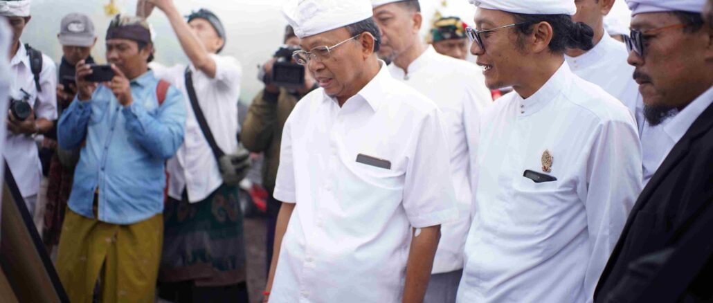 Gubernur Bali Wayan Koster bersama Jero Penyarikan Duuran Batur di sela acara Bakti Pamlaspas Cihna Batur Let _ IST