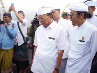 Gubernur Bali Wayan Koster bersama Jero Penyarikan Duuran Batur di sela acara Bakti Pamlaspas Cihna Batur Let _ IST