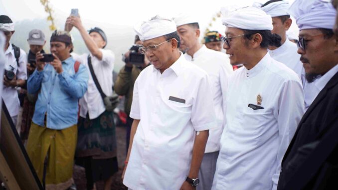 Gubernur Bali Wayan Koster bersama Jero Penyarikan Duuran Batur di sela acara Bakti Pamlaspas Cihna Batur Let _ IST