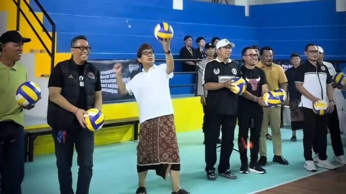 Bupati Badung I Wayan Adi Arnawa secara resmi membuka Turnamen Bola Voli Himmus Cup II, di GOR Gema Putra Presada, Banjar Angkeb Canging, Desa Gulingan, Kecamatan Mengwi, Minggu (26/7).0 IST