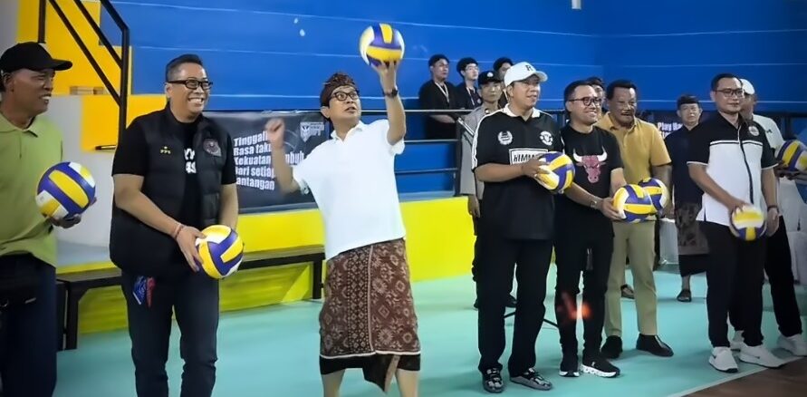 Bupati Badung I Wayan Adi Arnawa secara resmi membuka Turnamen Bola Voli Himmus Cup II, di GOR Gema Putra Presada, Banjar Angkeb Canging, Desa Gulingan, Kecamatan Mengwi, Minggu (26/7).0 IST