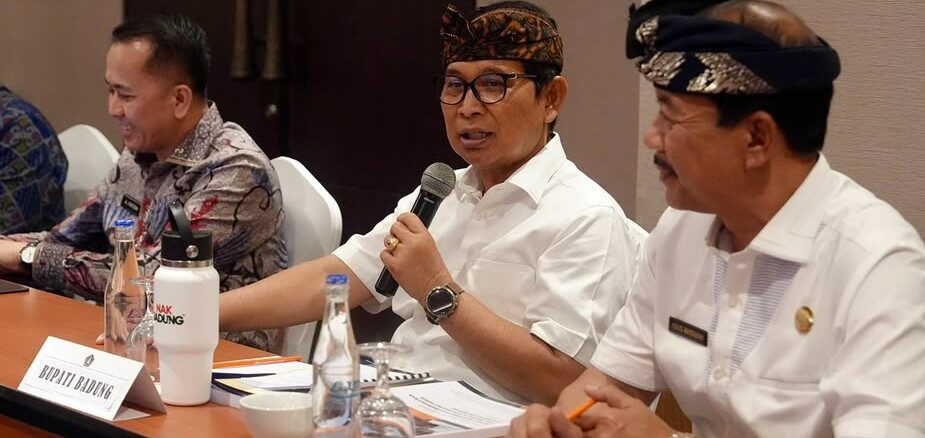 Bupati Wayan Adi Arnawa menghadiri kegiatan FGD persiapan pembentukan BUMD Infrastruktur dan BUMD Kesehatan Kabupaten Badung di Yudistira-Bima Room, Harris Hotel & Residence Sunset Road Bali, Kamis (23/7).- IST
