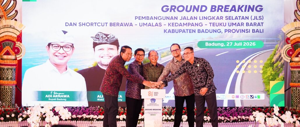 Bupati Wayan Adi Arnawa bersama Gubernur Wayan Koster, Wabup Bagus Alit Sucipta saat ground breaking di lokasi proyek JLS Jalan Labuan Sait - Pedati serta pembangunan trase jalan Pura Kulat - Labuan Sait, Desa Pecatu, Kuta Selatan, Senin (27/7) - IST