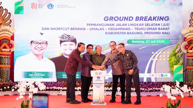 Bupati Wayan Adi Arnawa bersama Gubernur Wayan Koster, Wabup Bagus Alit Sucipta saat ground breaking di lokasi proyek JLS Jalan Labuan Sait - Pedati serta pembangunan trase jalan Pura Kulat - Labuan Sait, Desa Pecatu, Kuta Selatan, Senin (27/7) - IST