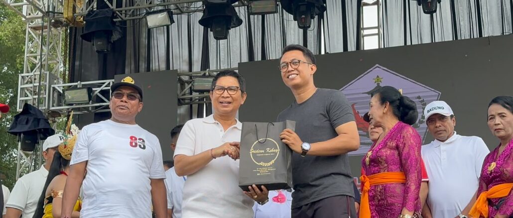 Bupati Wayan Adi Arnawa bersama Ketua TP PKK Badung Nyonya Rasniathi Adi Arnawa menghadiri peringatan HUT Ke-83 Desa Baha di Lapangan Sepak Bola Desa Baha, Kecamatan Mengwi, Minggu (19/7) - IST