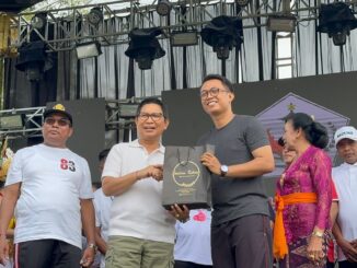 Bupati Wayan Adi Arnawa bersama Ketua TP PKK Badung Nyonya Rasniathi Adi Arnawa menghadiri peringatan HUT Ke-83 Desa Baha di Lapangan Sepak Bola Desa Baha, Kecamatan Mengwi, Minggu (19/7) - IST