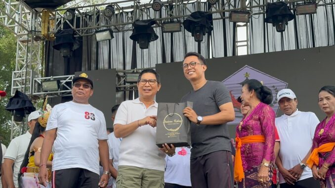 Bupati Wayan Adi Arnawa bersama Ketua TP PKK Badung Nyonya Rasniathi Adi Arnawa menghadiri peringatan HUT Ke-83 Desa Baha di Lapangan Sepak Bola Desa Baha, Kecamatan Mengwi, Minggu (19/7) - IST