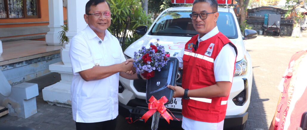 Penyeraham mobil kepada Ketua PMI Kabupaten Buleleng, Gede Supriatna, di Rumah Jabatan Bupati Buleleng, Rabu (8/7).