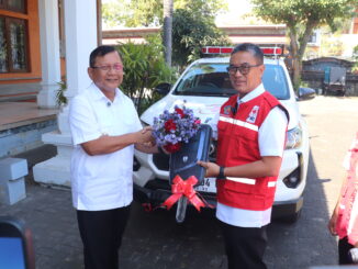 Penyeraham mobil kepada Ketua PMI Kabupaten Buleleng, Gede Supriatna, di Rumah Jabatan Bupati Buleleng, Rabu (8/7).