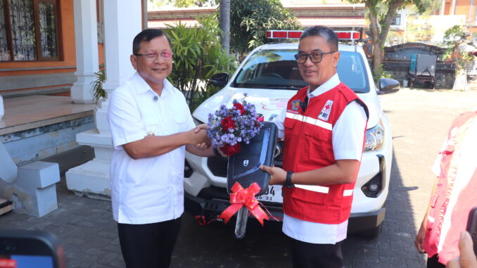 Penyeraham mobil kepada Ketua PMI Kabupaten Buleleng, Gede Supriatna, di Rumah Jabatan Bupati Buleleng, Rabu (8/7).