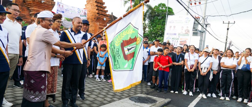 Bupati Wayan Adi Arnawa melepas peserta jalan santai dalam rangka HUT. Ke-27 Desa Cemagi di Kantor Perbekel Desa Cemagi, Minggu (26/7).- IST