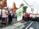 Bupati Wayan Adi Arnawa melepas peserta jalan santai dalam rangka HUT. Ke-27 Desa Cemagi di Kantor Perbekel Desa Cemagi, Minggu (26/7).- IST