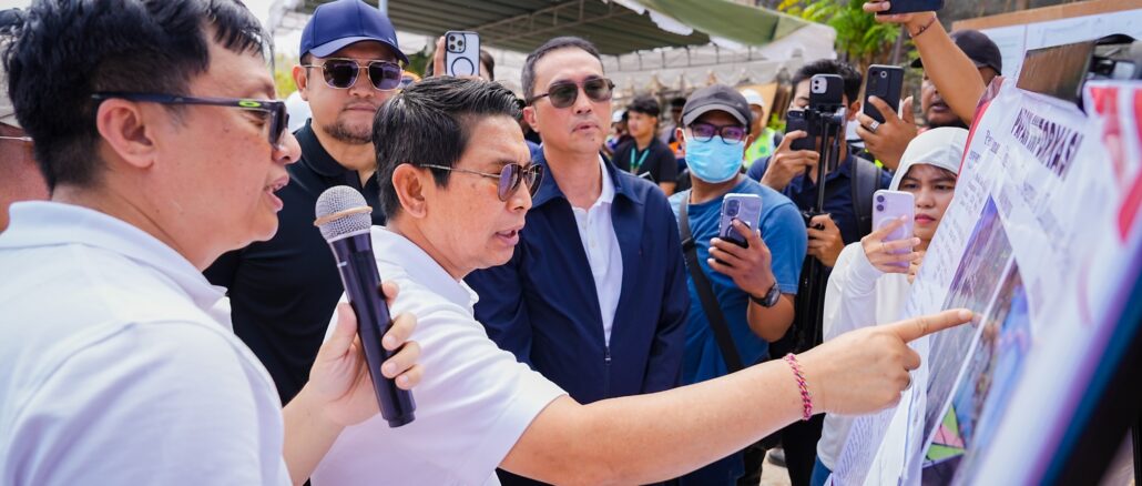 Bupati Wayan Adi Arnawa bersama Wabup Bagus Alit Sucipta meninjau Proyek Jalan Lingkar Barat di Kecamatan Kuta Selatan, Kuta dan Kuta Utara, Sabtu (18/7). - IST