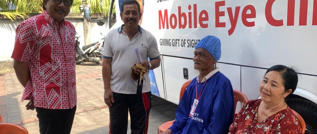 Ketua KAGAMA Bali IGN Agung Diatmika (ujung kiri) bersama salah-satu warga yang menjalani operasi katarak di Desa Belalang, Tabanan - IST