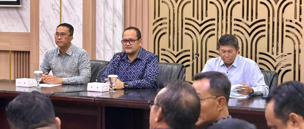 Wabup Bagus Alit Sucipta didampingi Sekda Surya Suamba saat kunjungan kerja ke Pemerintah Kota Surabaya, Kamis (9/7).