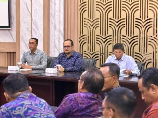 Wabup Bagus Alit Sucipta didampingi Sekda Surya Suamba saat kunjungan kerja ke Pemerintah Kota Surabaya, Kamis (9/7).