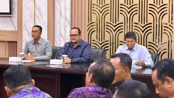 Wabup Bagus Alit Sucipta didampingi Sekda Surya Suamba saat kunjungan kerja ke Pemerintah Kota Surabaya, Kamis (9/7).