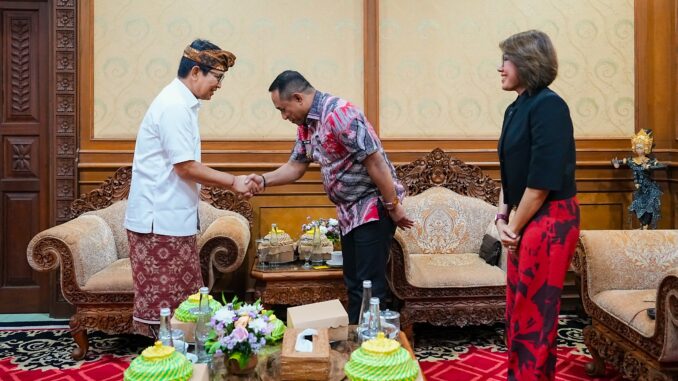 Bupati Wayan Adi Arnawa saat menerima kunjungan kerja Bupati Manggarai, Herybertus G. L. Nabit, bersama Ketua TP. PKK Kabupaten Manggarai, Nyonya Meldiyanti Hagur Nabit, di Puspem Badung, Kamis (16/7) - IST