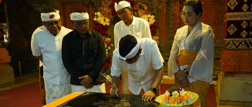 Bupati Adi Arnawa bersama Nyonya Rasniathi Adi Arnawa menghadiri Karya Ngenteg Linggih, Padudusan Agung M di Desa Adat Sempidi, Mengwi, Sabtu (4/7) - IST