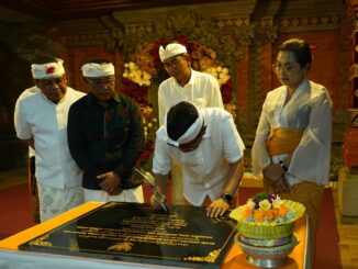 Bupati Adi Arnawa bersama Nyonya Rasniathi Adi Arnawa menghadiri Karya Ngenteg Linggih, Padudusan Agung M di Desa Adat Sempidi, Mengwi, Sabtu (4/7) - IST