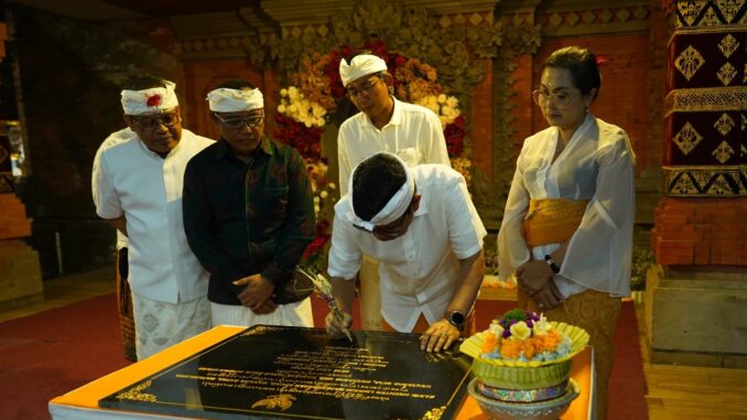 Bupati Adi Arnawa bersama Nyonya Rasniathi Adi Arnawa menghadiri Karya Ngenteg Linggih, Padudusan Agung M di Desa Adat Sempidi, Mengwi, Sabtu (4/7) - IST