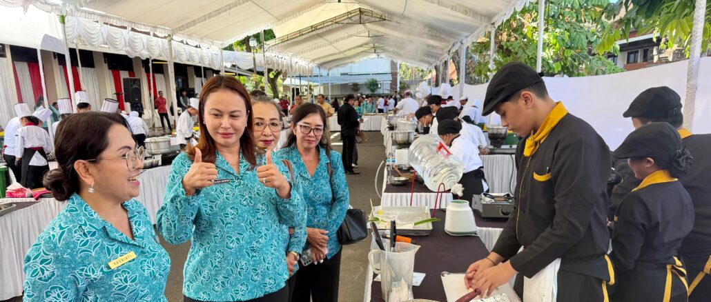 Ketua TP PKK Badung Ny Rasniathi Adi Arnawa, bersama Sekretaris I, Ny. Yunita Alit Sucipta saat menghadiri rangkaian Lomba HKG PKK Ke-54 Provinsi Bali di Gedung Wanita Nari Graha, Jl. Cut Nyak Dien No. 2, Denpasar, Rabu (1/7).- IST