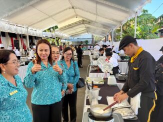 Ketua TP PKK Badung Ny Rasniathi Adi Arnawa, bersama Sekretaris I, Ny. Yunita Alit Sucipta saat menghadiri rangkaian Lomba HKG PKK Ke-54 Provinsi Bali di Gedung Wanita Nari Graha, Jl. Cut Nyak Dien No. 2, Denpasar, Rabu (1/7).- IST