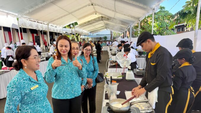 Ketua TP PKK Badung Ny Rasniathi Adi Arnawa, bersama Sekretaris I, Ny. Yunita Alit Sucipta saat menghadiri rangkaian Lomba HKG PKK Ke-54 Provinsi Bali di Gedung Wanita Nari Graha, Jl. Cut Nyak Dien No. 2, Denpasar, Rabu (1/7).- IST