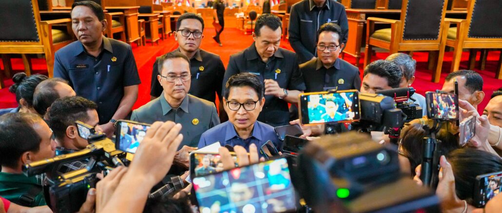 Bupati Wayan Adi Arnawa saat menghadiri Rapat Paripurna Masa Persidangan Ketiga DPRD Kabupaten Badung Tahun Sidang 2025–2026 di Ruang Sidang Utama DPRD Badung, Senin (13/7). - IST
