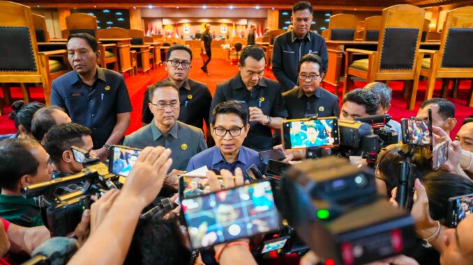 Bupati Wayan Adi Arnawa saat menghadiri Rapat Paripurna Masa Persidangan Ketiga DPRD Kabupaten Badung Tahun Sidang 2025–2026 di Ruang Sidang Utama DPRD Badung, Senin (13/7). - IST