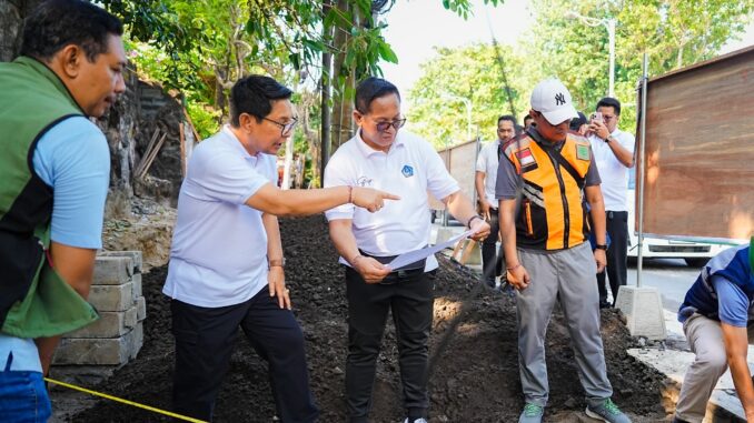Bupati Wayan Adi Arnawa bersama Ketua DPRD Badung I Gusti Anom Gumanti melakukan inspeksi lapangan penataan kawasan pedestrian di sepanjang Pantai Kuta, Sabtu (4/7) - IST
