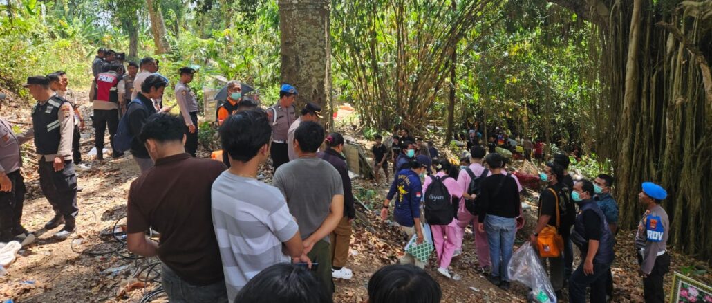Penggalian jenazah korban amuk massa dilakukan di Kuburan Desa Adat Sidetapa, Buleleng, pada Senin (27/7) siang. - IST