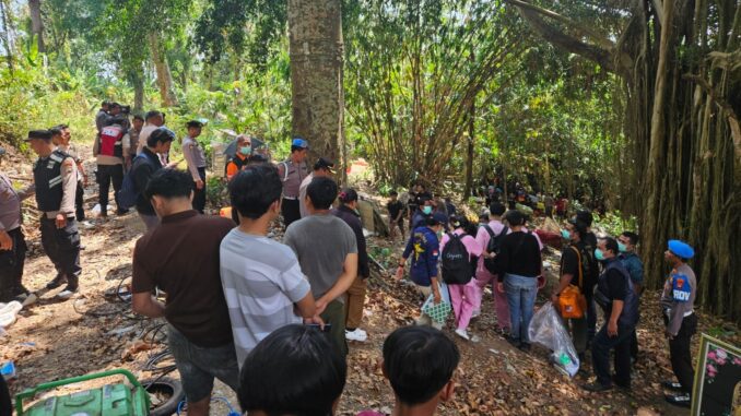 Penggalian jenazah korban amuk massa dilakukan di Kuburan Desa Adat Sidetapa, Buleleng, pada Senin (27/7) siang. - IST