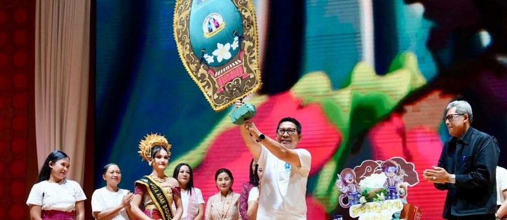 Bupati Wayan Adi Arnawa bersama Ketua TP. PKK Nyonya Rasniathi Adi Arnawa menghadiri Puncak Perayaan Hari Anak Nasional Kabupaten Badung Tahun 2026 di Balai Budaya Giri Nata Mandala, Puspem Badung, Selasa (28/7).- IST
