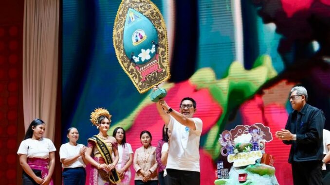 Bupati Wayan Adi Arnawa bersama Ketua TP. PKK Nyonya Rasniathi Adi Arnawa menghadiri Puncak Perayaan Hari Anak Nasional Kabupaten Badung Tahun 2026 di Balai Budaya Giri Nata Mandala, Puspem Badung, Selasa (28/7).- IST