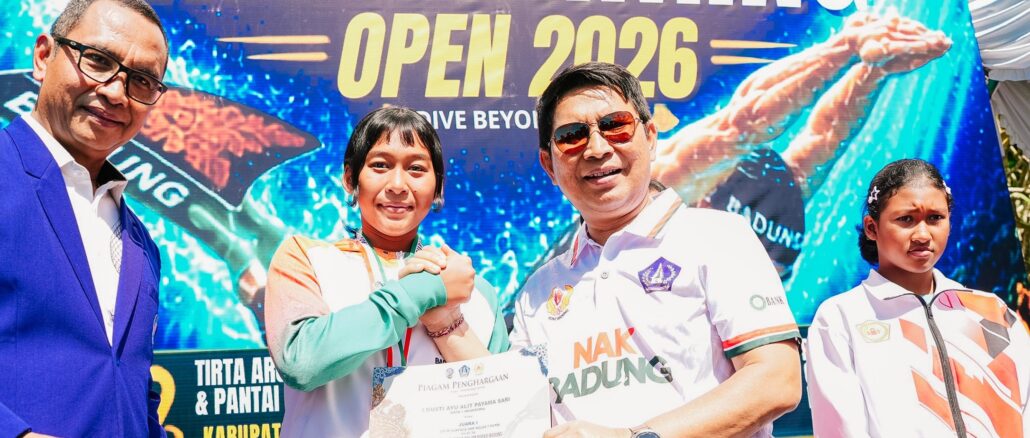 Bupati Wayan Adi Arnawa membuka, Badung Finswimming Open 2026 Piala Bupati Badung 2026 di Kolam Renang Tirta Arum, Desa Blahkiuh, Abiansemal, Minggu (12/7). - IST