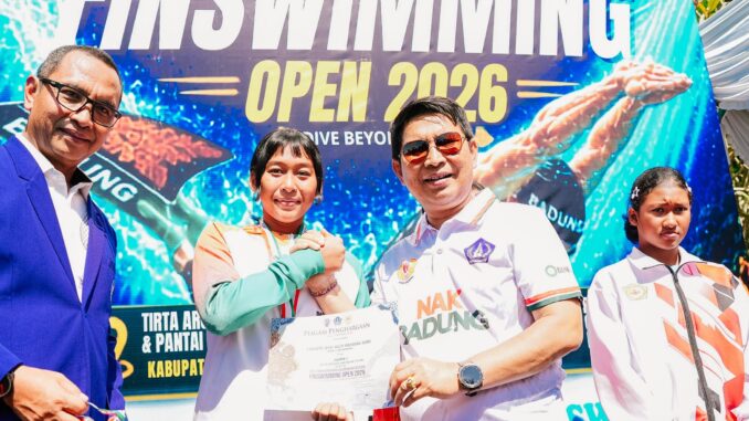 Bupati Wayan Adi Arnawa membuka, Badung Finswimming Open 2026 Piala Bupati Badung 2026 di Kolam Renang Tirta Arum, Desa Blahkiuh, Abiansemal, Minggu (12/7). - IST