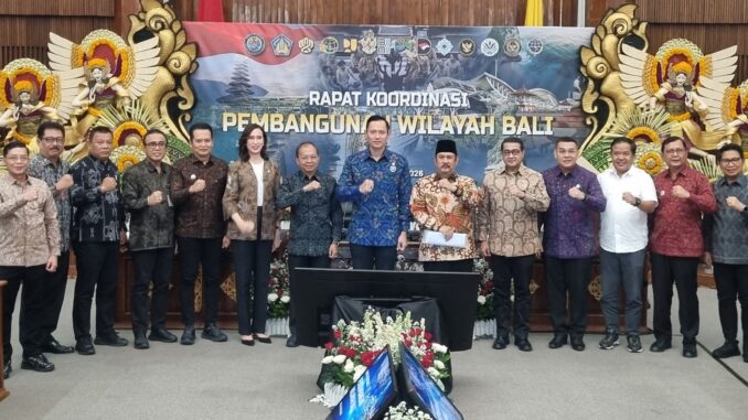 Bupati Wayan Adi Arnawa menghadiri Rakor Tingkat Menteri terkait Pengembangan Wilayah Bali di Gedung Wiswa Sabha Utama, Kantor Gubernur Bali, Denpasar, Senin (20/7) - IST