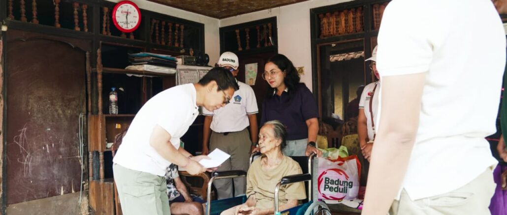 Bupati Wayan Adi Arnawa bersama Ketua K3S Badung, Nyonya Rasniathi Adi Arnawa mengunjungi warga penyandang disabilitas dan bedridden di Banjar Pasekan, Desa Abianbase, Kecamatan Mengwi, Minggu (19/7). - IST