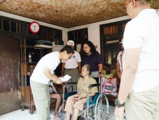 Bupati Wayan Adi Arnawa bersama Ketua K3S Badung, Nyonya Rasniathi Adi Arnawa mengunjungi warga penyandang disabilitas dan bedridden di Banjar Pasekan, Desa Abianbase, Kecamatan Mengwi, Minggu (19/7). - IST