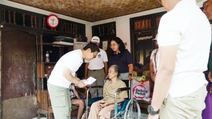 Bupati Wayan Adi Arnawa bersama Ketua K3S Badung, Nyonya Rasniathi Adi Arnawa mengunjungi warga penyandang disabilitas dan bedridden di Banjar Pasekan, Desa Abianbase, Kecamatan Mengwi, Minggu (19/7). - IST