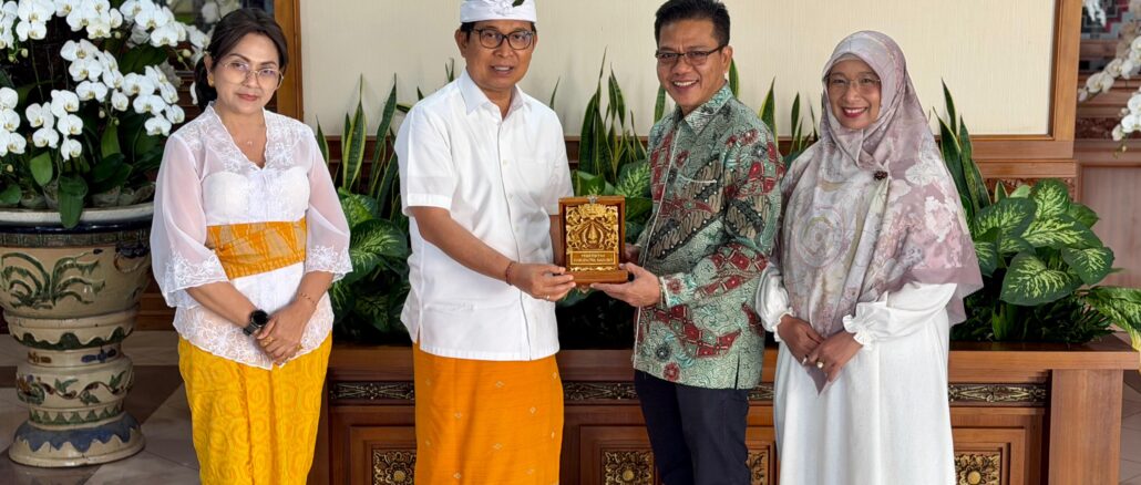 Bupati Wayan Adi Arnawa menerima kunjungan kerja dan study tiru rombongan Pemkab Bandung, Provinsi Jawa Barat di Ruang Tamu Bupati, Pusat Pemerintahan (Puspem) Badung, Selasa (14/7).