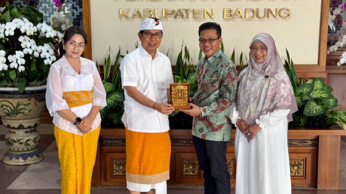 Bupati Wayan Adi Arnawa menerima kunjungan kerja dan study tiru rombongan Pemkab Bandung, Provinsi Jawa Barat di Ruang Tamu Bupati, Pusat Pemerintahan (Puspem) Badung, Selasa (14/7).
