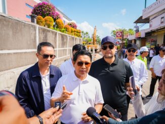 Bupati Wayan Adi Arnawa bersama Wabup Bagus Alit Sucipta saat meninjau proyek strategis Pengendali Banjir di wilayah Kecamatan Kuta, Sabtu, (18/7).- IST
