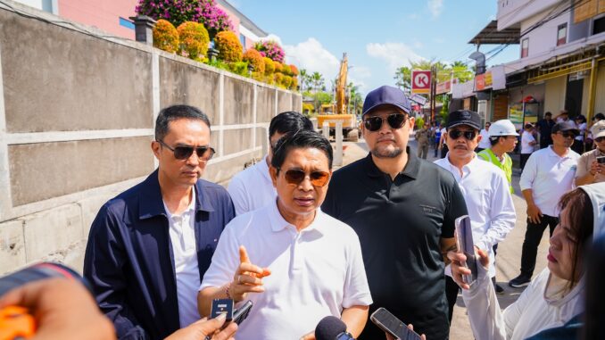 Bupati Wayan Adi Arnawa bersama Wabup Bagus Alit Sucipta saat meninjau proyek strategis Pengendali Banjir di wilayah Kecamatan Kuta, Sabtu, (18/7).- IST